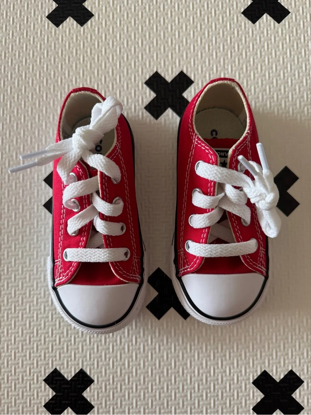 Infant converse chuck taylor low top in red size 6 NIB